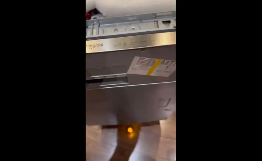 Zmywarka Whirlpool F15 - Jak naprawić problem z odpływem?