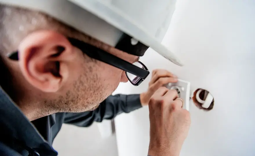 Technik elektryk co robi: kluczowe zadania i umiejętności w pracy
