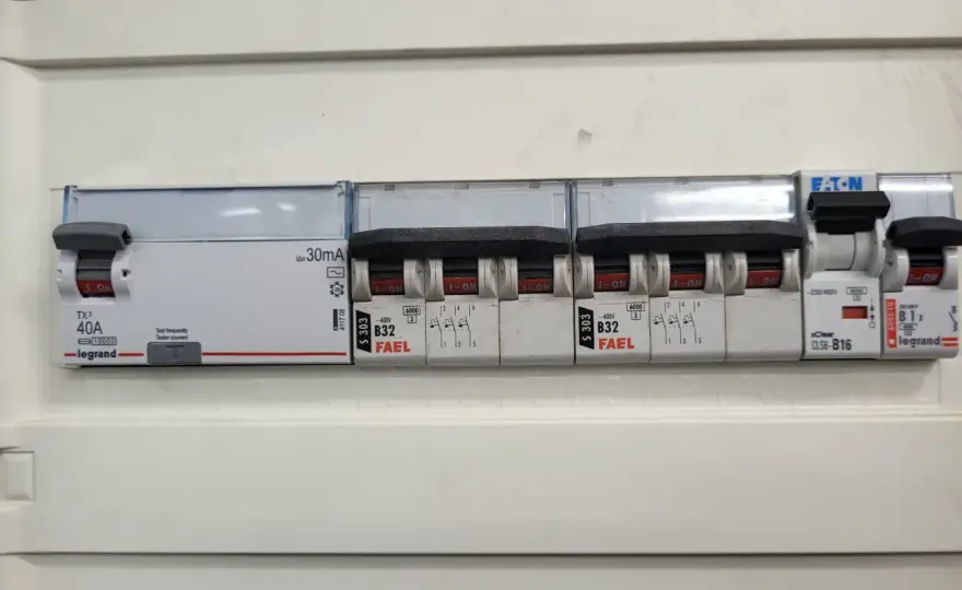 Zabezpieczenia elektryczne - Co masz w domu i co wybrać?