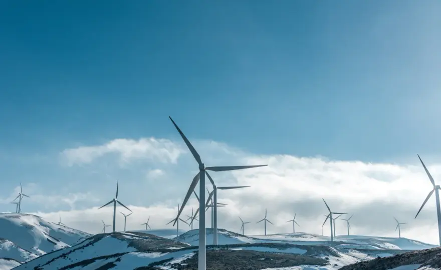 Ile prądu pobiera wiatrak? Sprawdź, jak oszczędzać na rachunkach za energię