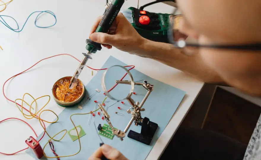 Co robi elektryk na praktykach? Odkryj kluczowe zadania i umiejętności