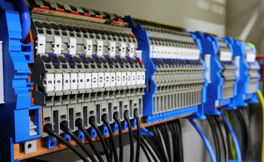 Czy rozdzielnia elektryczna może być w kotłowni? Sprawdź bezpieczeństwo!