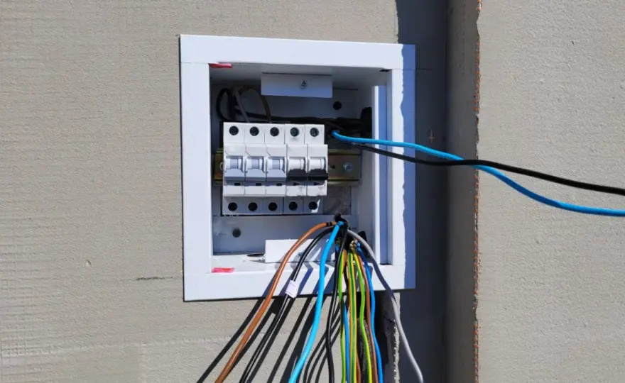 Ile kosztuje przeniesienie skrzynki elektrycznej? Sprawdź, co wpływa na cenę