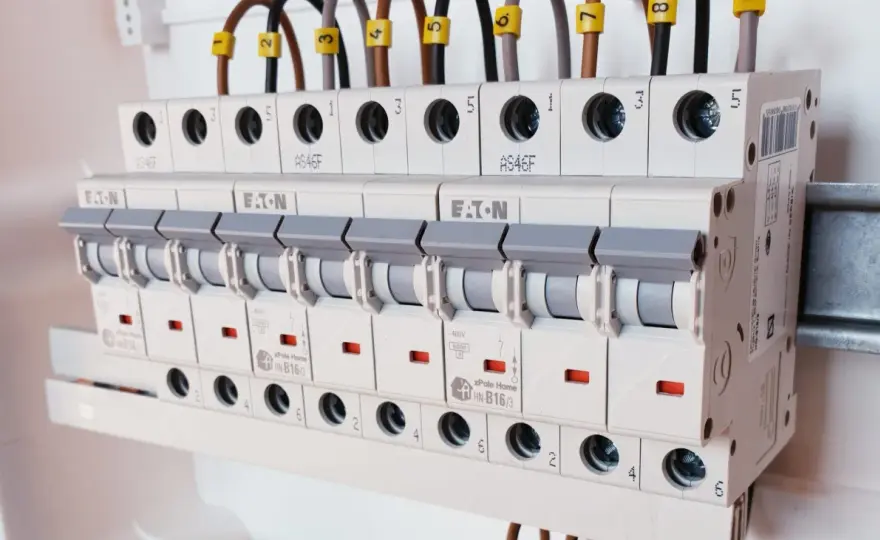 Jak dobrać bezpiecznik do mocy, aby uniknąć niebezpieczeństw elektrycznych