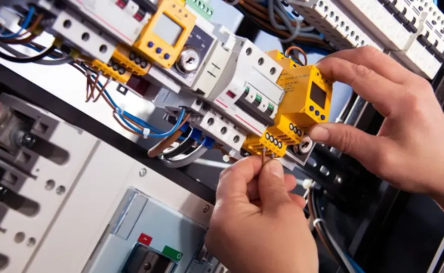 Ile zarabia inżynier elektryk? Zaskakujące fakty o wynagrodzeniach