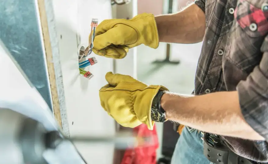 Pomocnik elektryka co robi? Odkryj kluczowe obowiązki i umiejętności