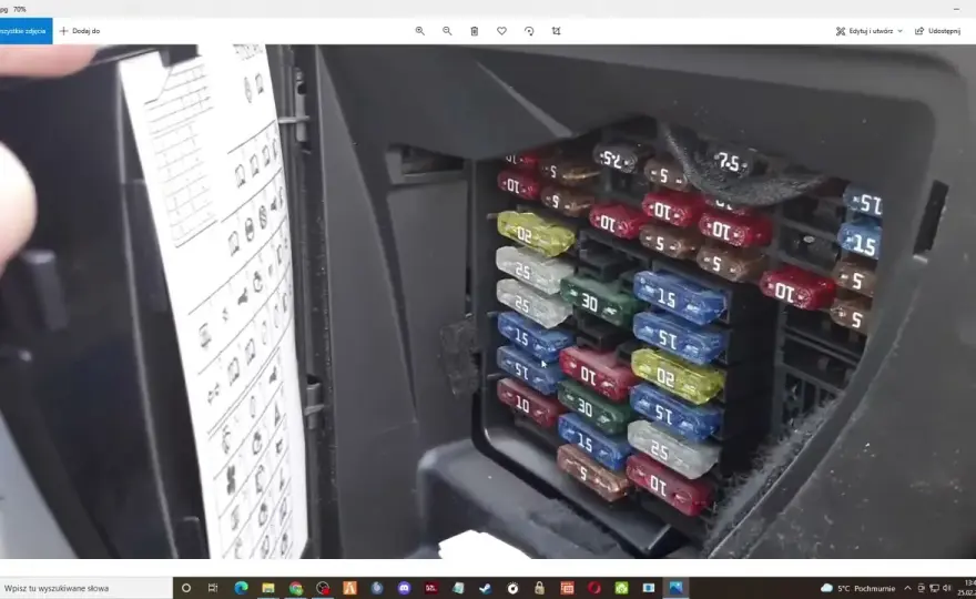 Gdzie są bezpieczniki w Golfie 4? Sprawdź lokalizację i uniknij problemów!