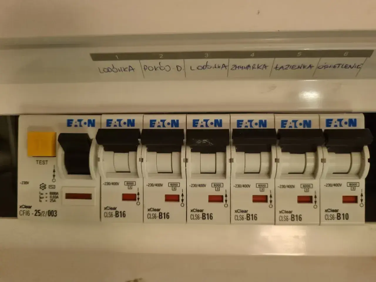 Bezpiecznik B16 chroni obwód łazienki. W rozdzielnicy widać też bezpiecznik B25.