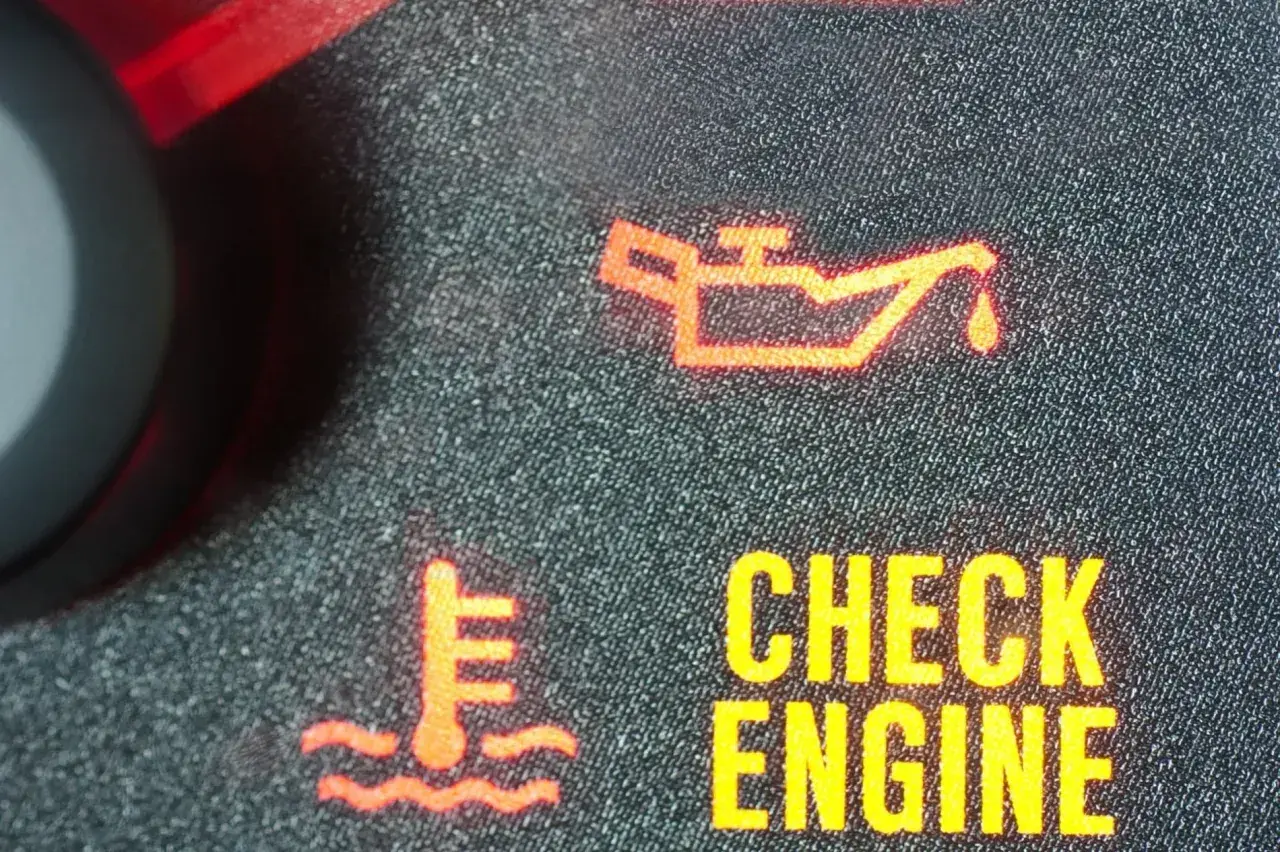 Czerwona kontrolka oleju miga, a obok świeci się "CHECK ENGINE". Czas sprawdzić poziom oleju i silnik!