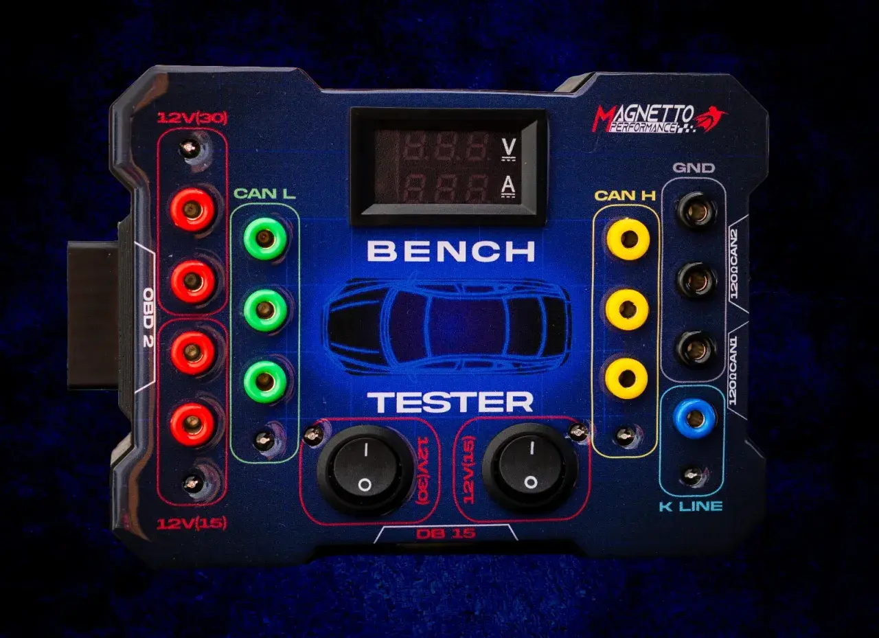 Niebieski tester samochodowy z portami OBD2, CAN L, CAN H, K-Line i złączami zasilania. Wyświetlacz pokazuje napięcie i prąd. Idealny do diagnostyki magistrali CAN.