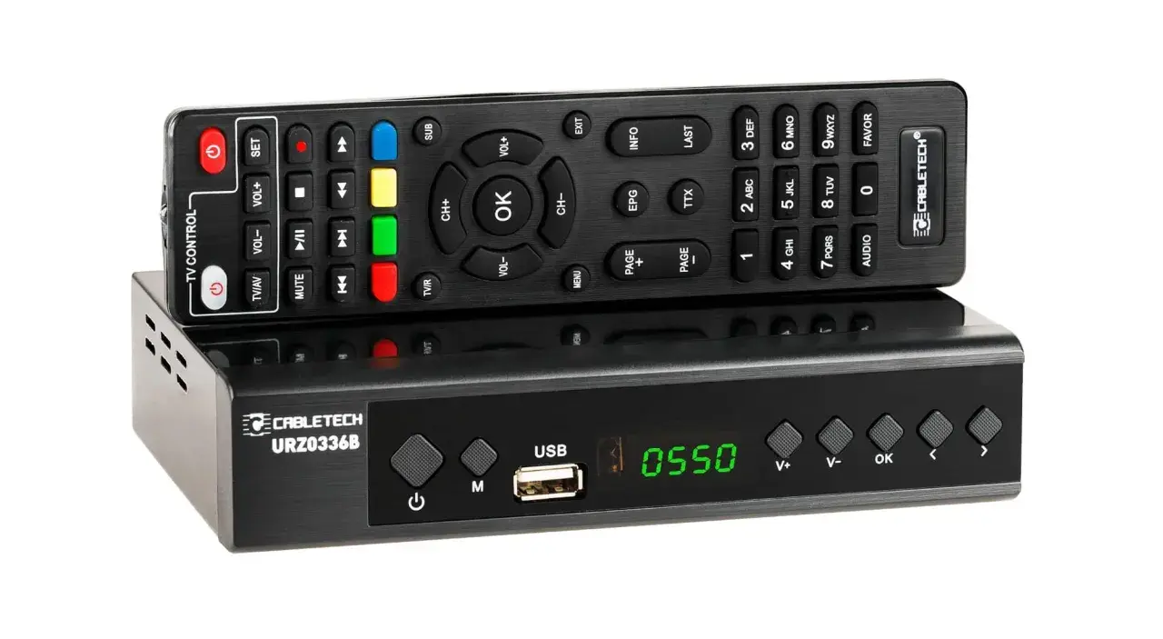 Odbiornik Cabletech URZ0336B z pilotem do telewizji naziemnej DVB-T2. Cyfrowy dekoder z wyświetlaczem i portem USB.