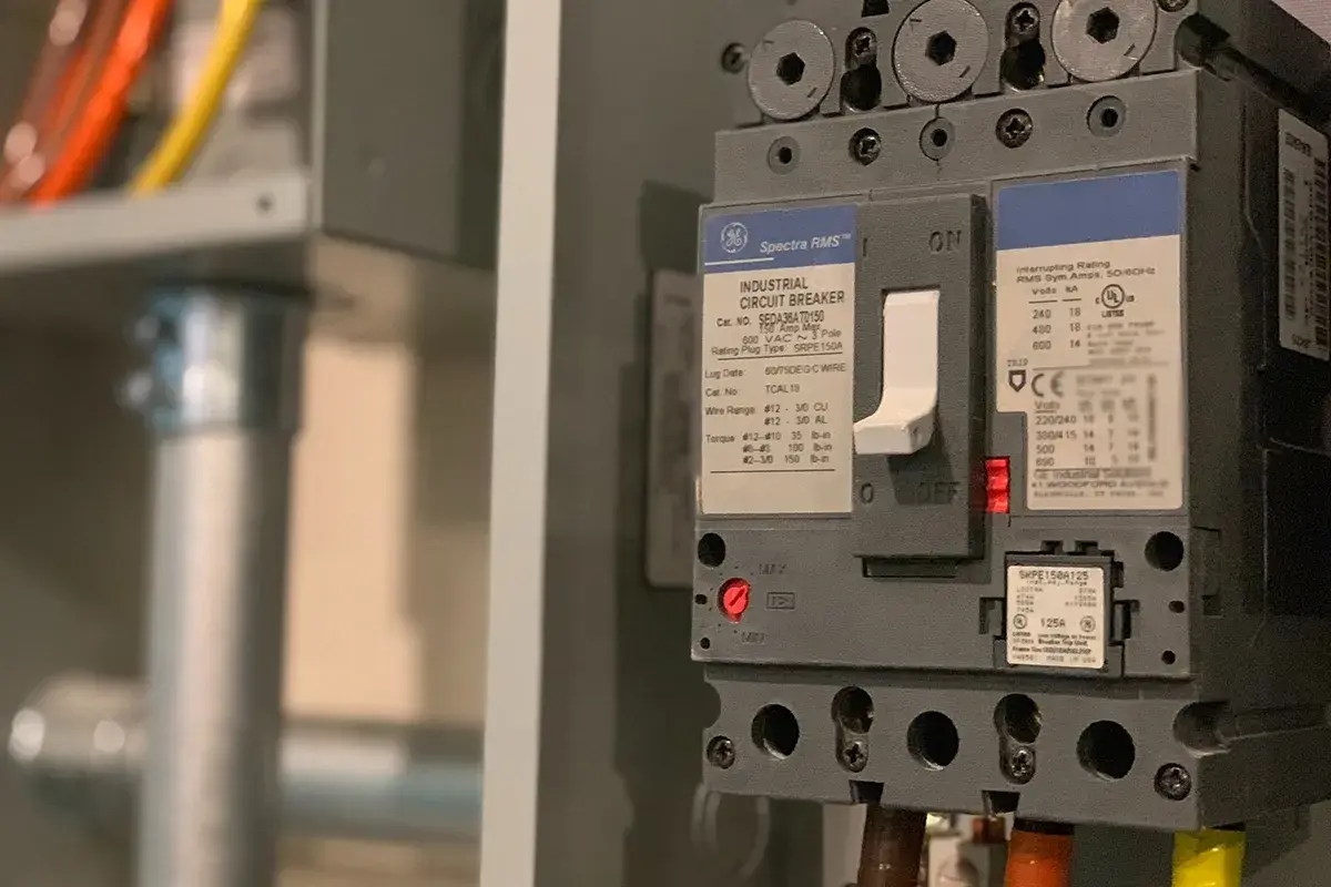 Bezpieczniki do domu: wyłącznik GE Spectra RMS, 150A, 600V. Zapewnia bezpieczeństwo instalacji elektrycznej.