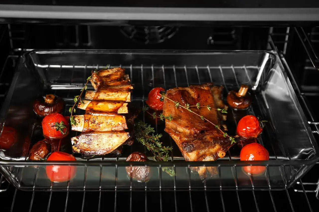 Żeberka z pomidorkami i grzybami w piekarniku, wykorzystując funkcję grill.