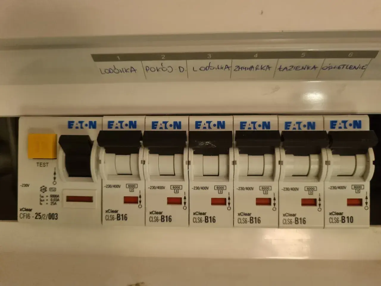 Na zdjęciu widać rozdzielnicę elektryczną z bezpiecznikami. Jeden z nich to bezpiecznik 25A, który chroni obwód "Łazienka".