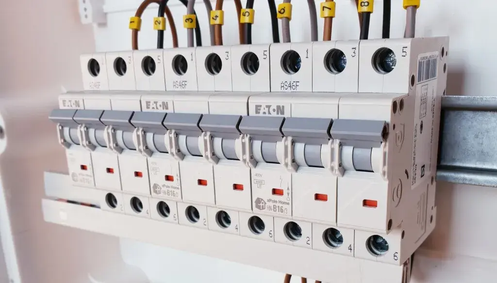 Bezpiecznik B czy C do płyty indukcyjnej? Unikaj groźnych wpadek elektrycznych