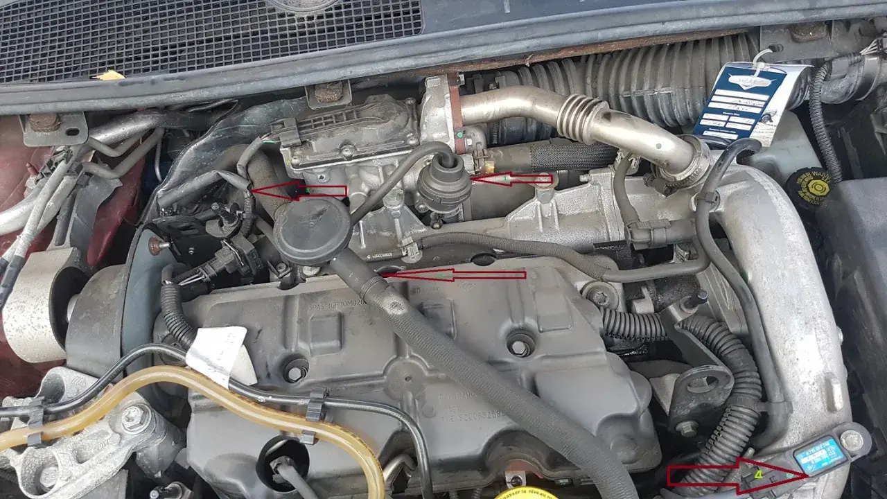 Silnik Renault z zaznaczonymi elementami, potencjalnie związanymi z błędem dtc p1525.