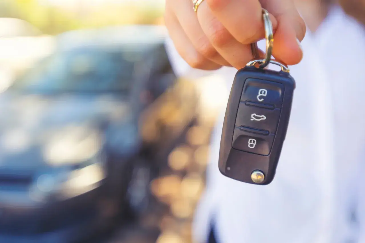 Kluczyk samochodowy z przyciskami, który może zawierać immobilizer. To zabezpieczenie chroni auto przed kradzieżą.