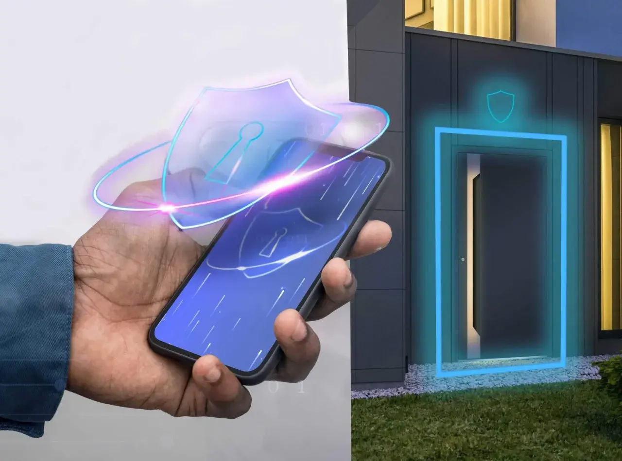 Dłoń trzyma smartfon z ikoną tarczy, symbolizującą bezpieczeństwo. Obok drzwi domu świeci się niebieska ramka, sugerując, że keyless entry to nowoczesny sposób na wejście.
