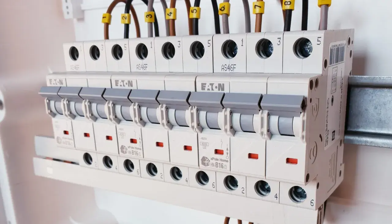 Jak dobrać bezpiecznik do mocy, aby uniknąć niebezpieczeństw elektrycznych