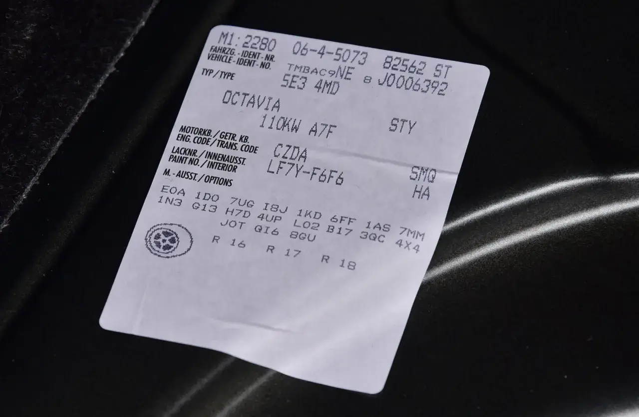 Naklejka z danymi pojazdu Skoda Octavia, zawiera m.in. kod silnika po VIN: CZDA.