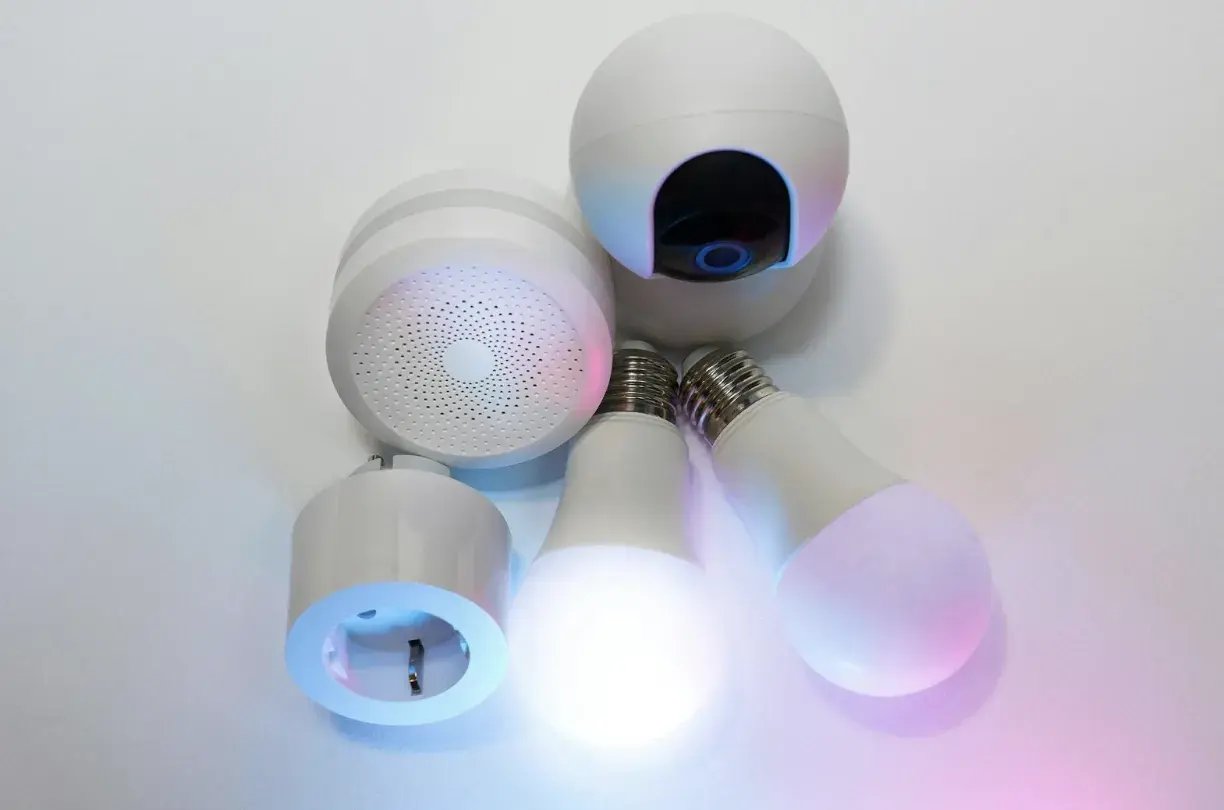 Smart home i rozrywka cyfrowa – jak nowoczesna instalacja elektryczna zmienia wieczór w domu