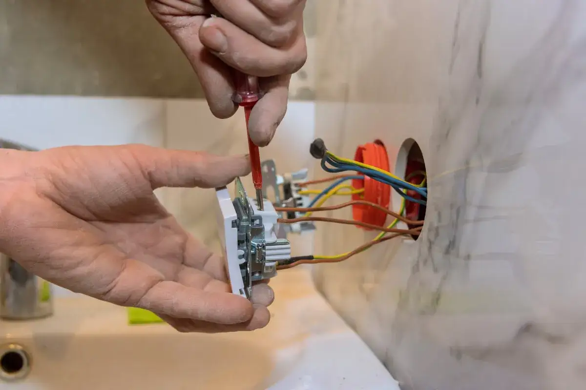 Zdjęcie Jak bezpiecznie podłączyć przewody do gniazdka elektrycznego?