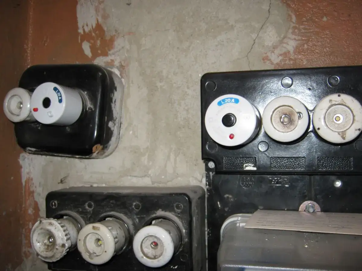 Stare bezpieczniki ceramiczne i jeden z oznaczeniem L20A. Czy bezpiecznik automatyczny może się zepsuć? Tak, nawet te stare mogą ulec awarii.