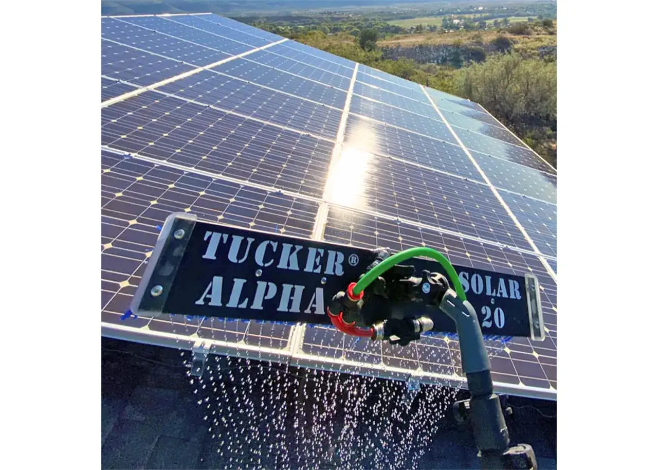 Szczotka Tucker Alpha Solar 20 z wodą spływającą po panelach fotowoltaicznych. Idealne rozwiązanie, czym myć panele fotowoltaiczne, by działały sprawnie.