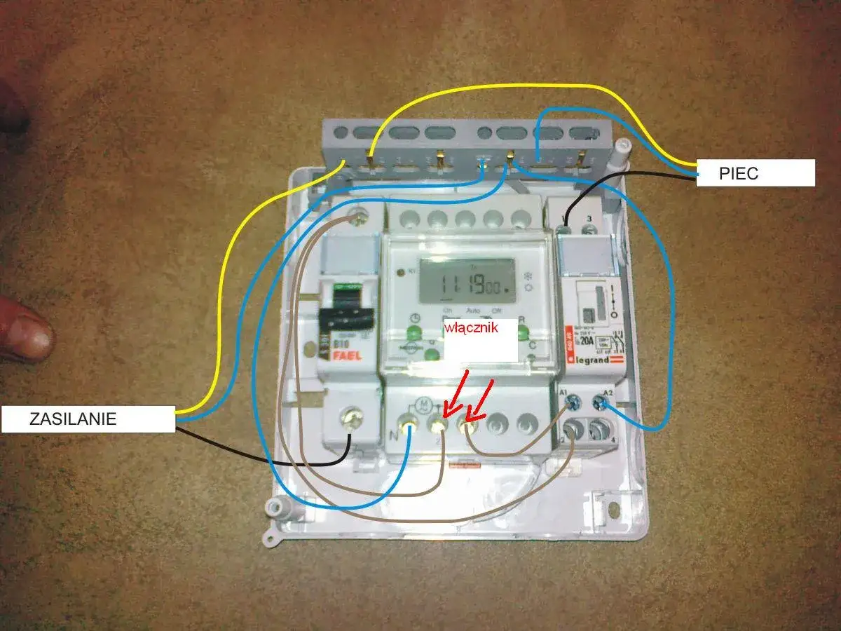 Instalacja elektryczna z zegarem i bezpiecznikiem B10. Określenie, ile wat mocy może obsłużyć bezpiecznik B10, jest kluczowe dla bezpieczeństwa.