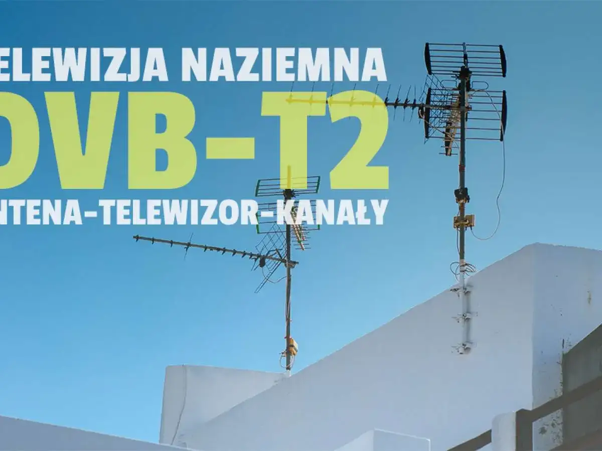 Dwie anteny naziemne na tle błękitnego nieba. Idealne ustawienie anteny naziemnej to klucz do odbioru DVB-T2.
