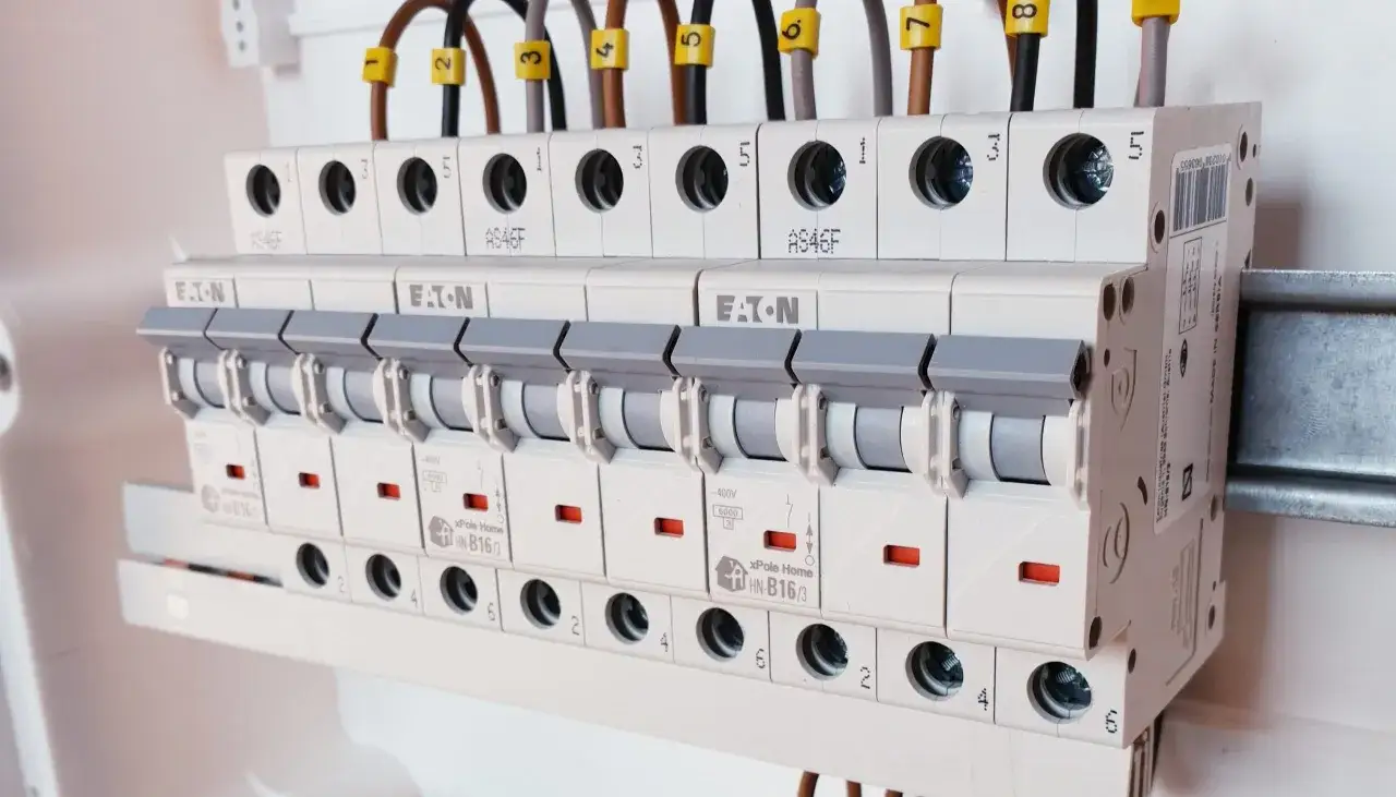 Instalacja elektryczna z zabezpieczeniami. Bezpiecznik 25a ile kw? Na zdjęciu widać szereg wyłączników nadprądowych Eaton, każdy z nich ma oznaczenie prądowe.