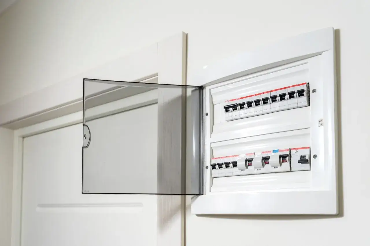 Rozdzielnica elektryczna z wyłącznikami. Dowiedz się, jak obliczyć moc bezpiecznika, aby zapewnić bezpieczeństwo instalacji.