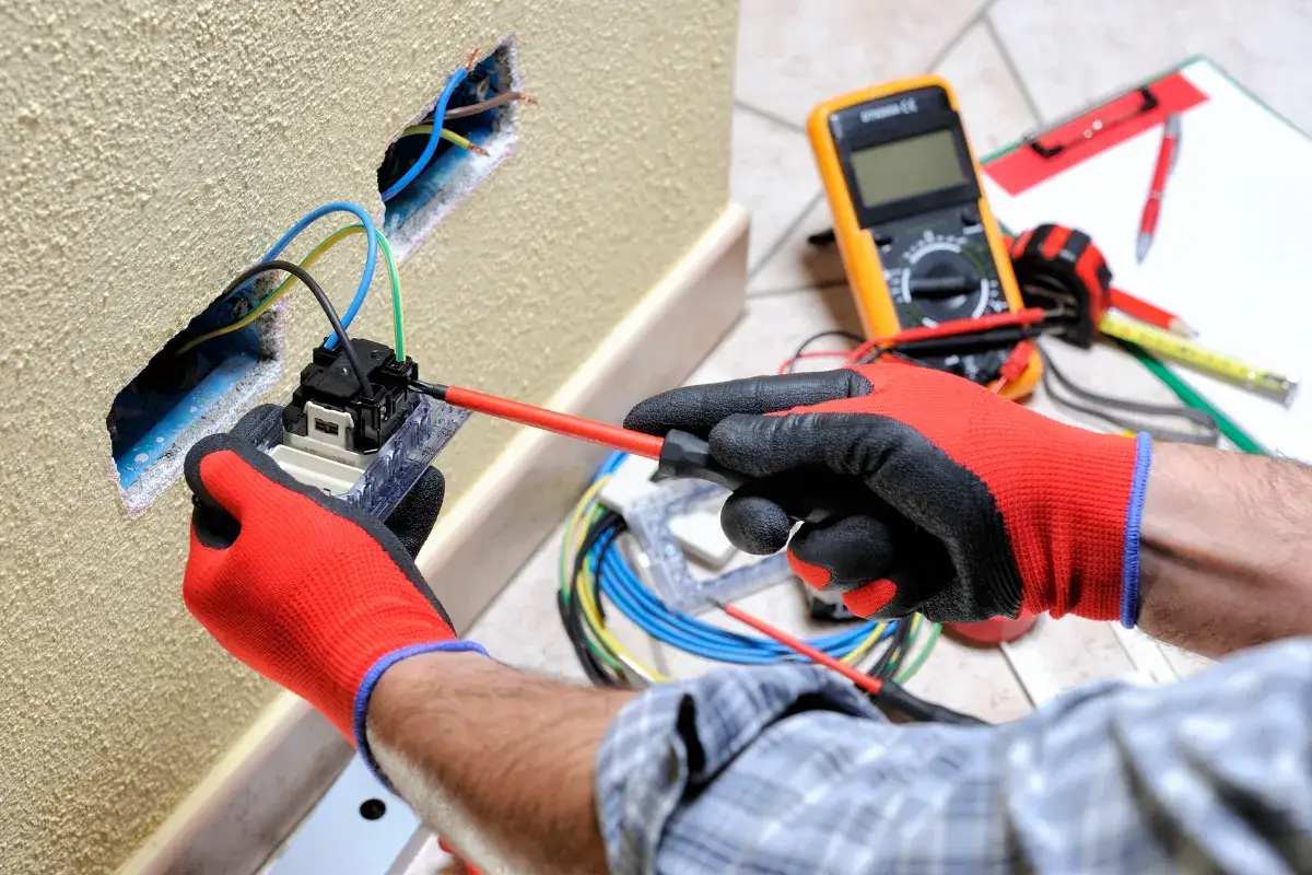 Zdjęcie Ile zarabia elektryk wysokich napięć? Sprawdź zaskakujące wyniki!