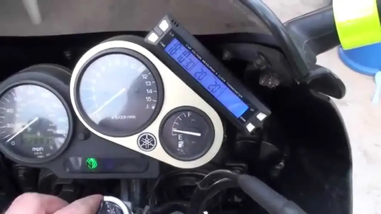 Zdjęcie Jak podłączyć woltomierz w motocyklu - uniknij błędów i oszczędź czas