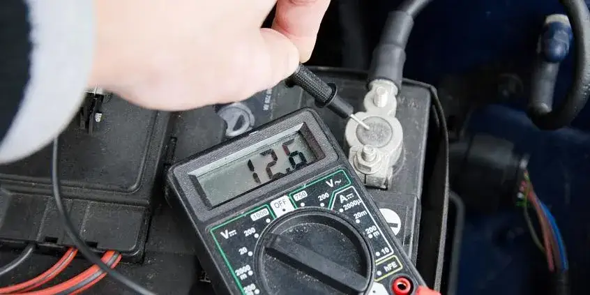 Zdjęcie Jak sprawdzić pojemność akumulatora multimetrem - proste kroki i porady