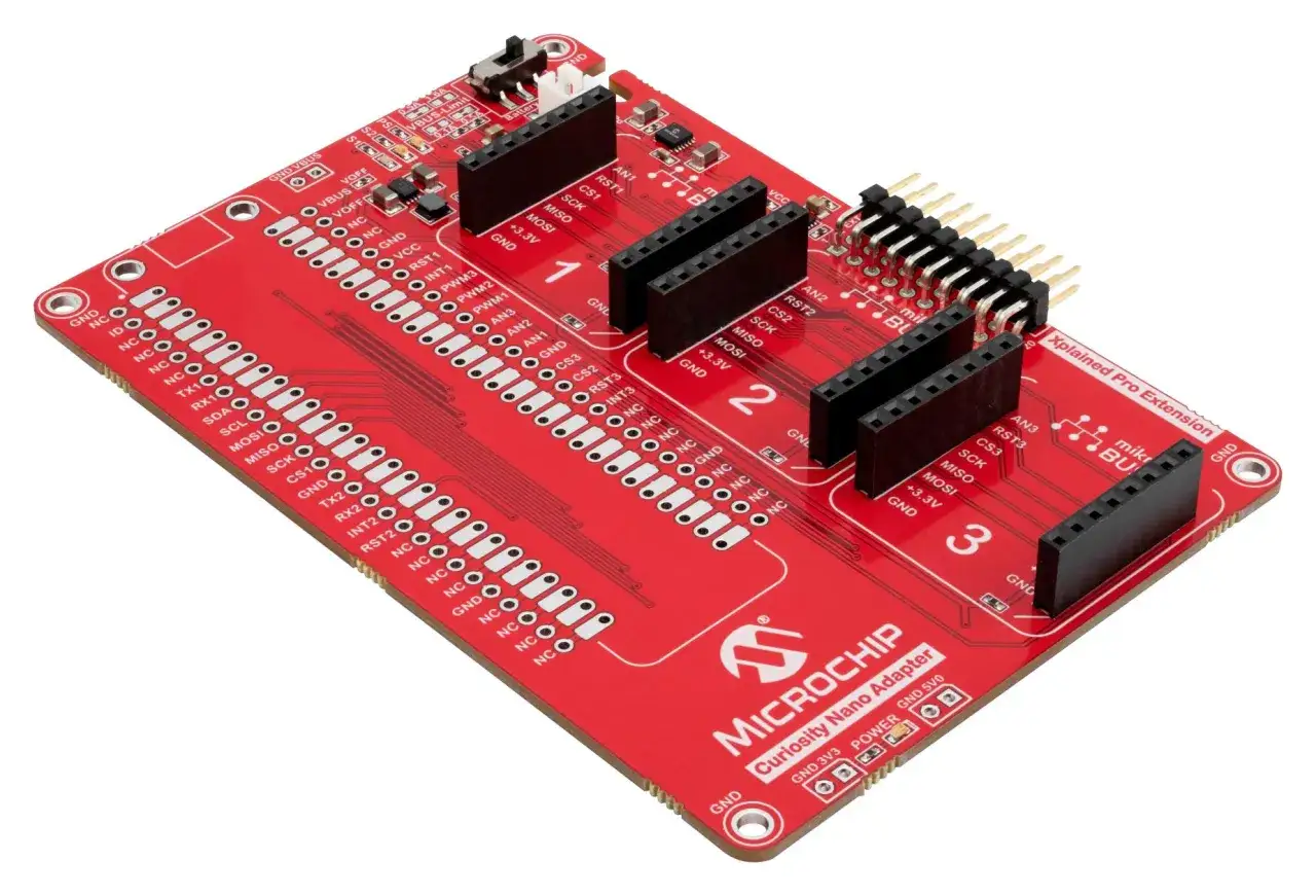Czerwona płytka rozwojowa Microchip Curiosity Nano Adapter z wyprowadzeniami i złączami.
