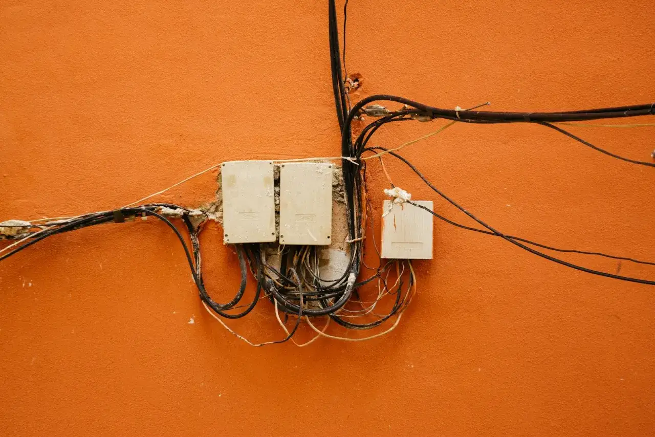 Zdjęcie Jak podłączyć uziemienie w starej instalacji i uniknąć zagrożeń