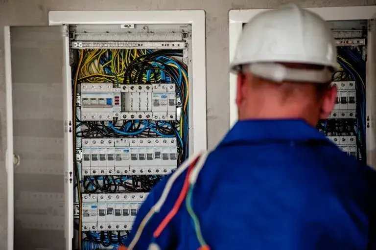 Zdjęcie Ile zarabia inżynier elektryk? Zaskakujące fakty o wynagrodzeniach